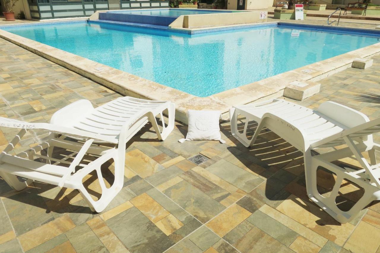 Stunning Penthouse Roof Terrace & Communal Swimming Pool セント・ポールズ・ベイ エクステリア 写真