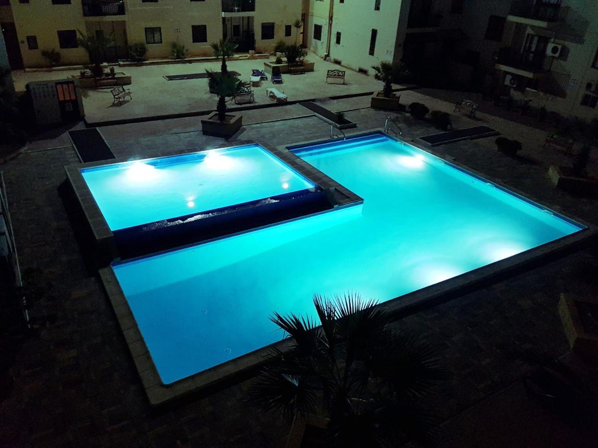 Stunning Penthouse Roof Terrace & Communal Swimming Pool セント・ポールズ・ベイ エクステリア 写真