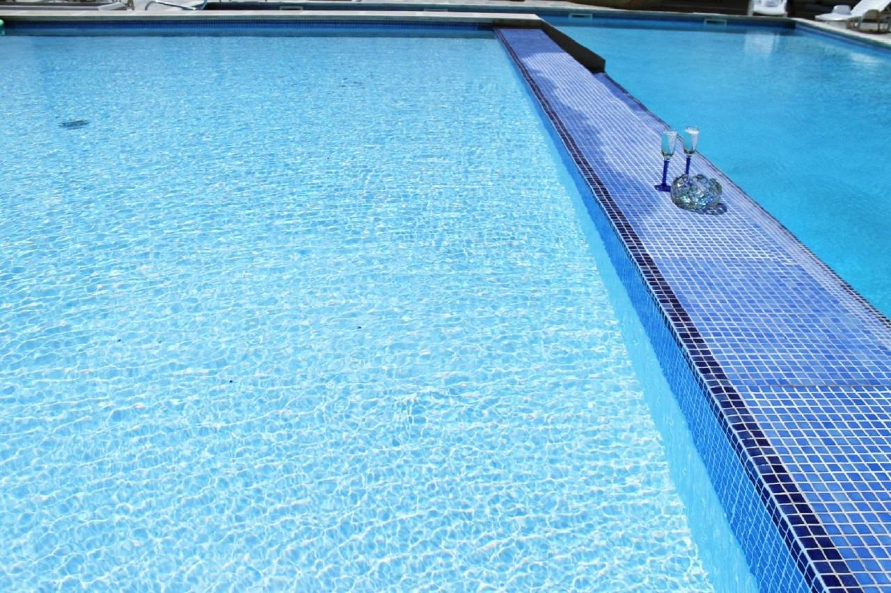 Stunning Penthouse Roof Terrace & Communal Swimming Pool セント・ポールズ・ベイ エクステリア 写真