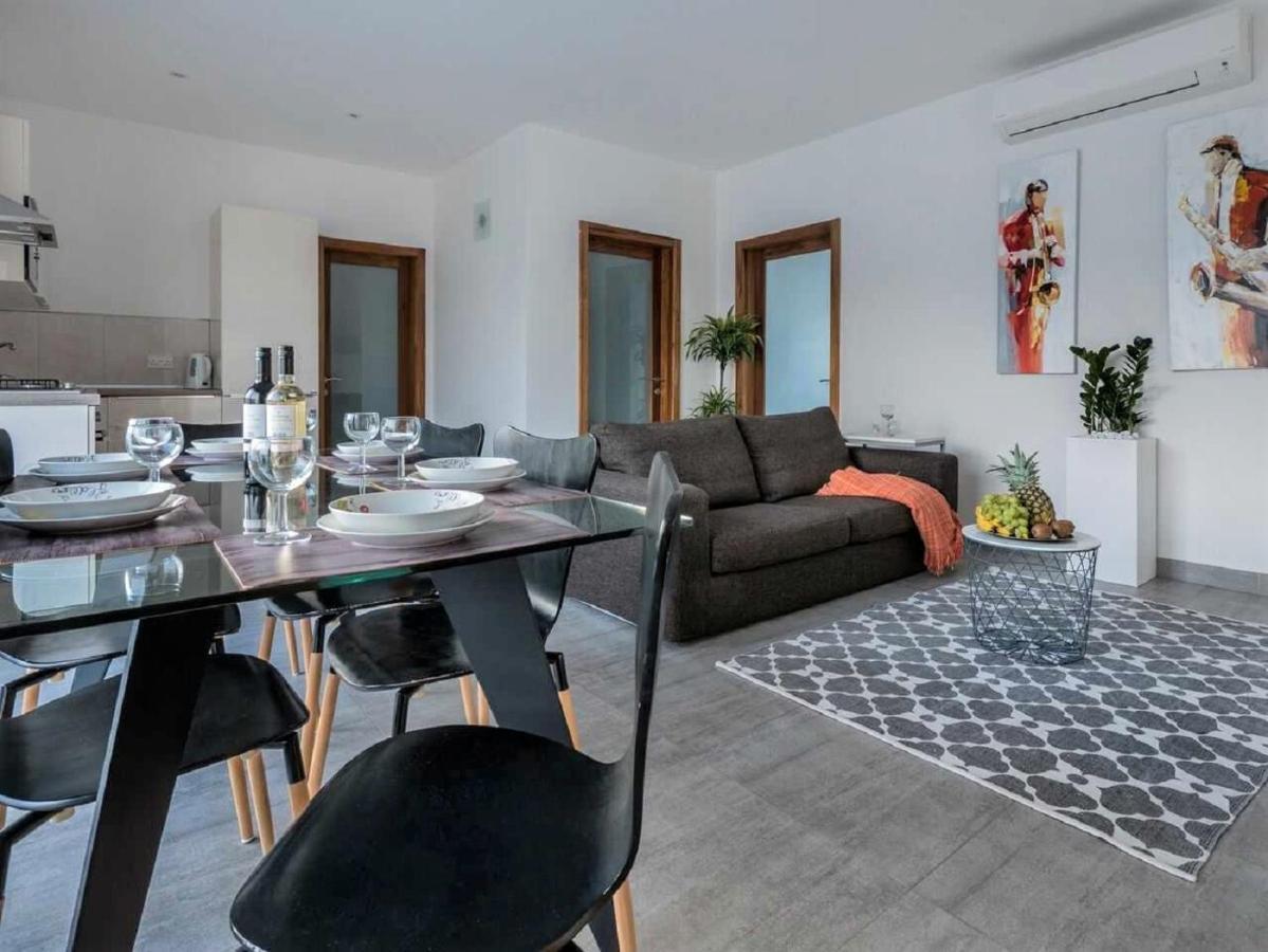 Stunning Penthouse Roof Terrace & Communal Swimming Pool セント・ポールズ・ベイ エクステリア 写真